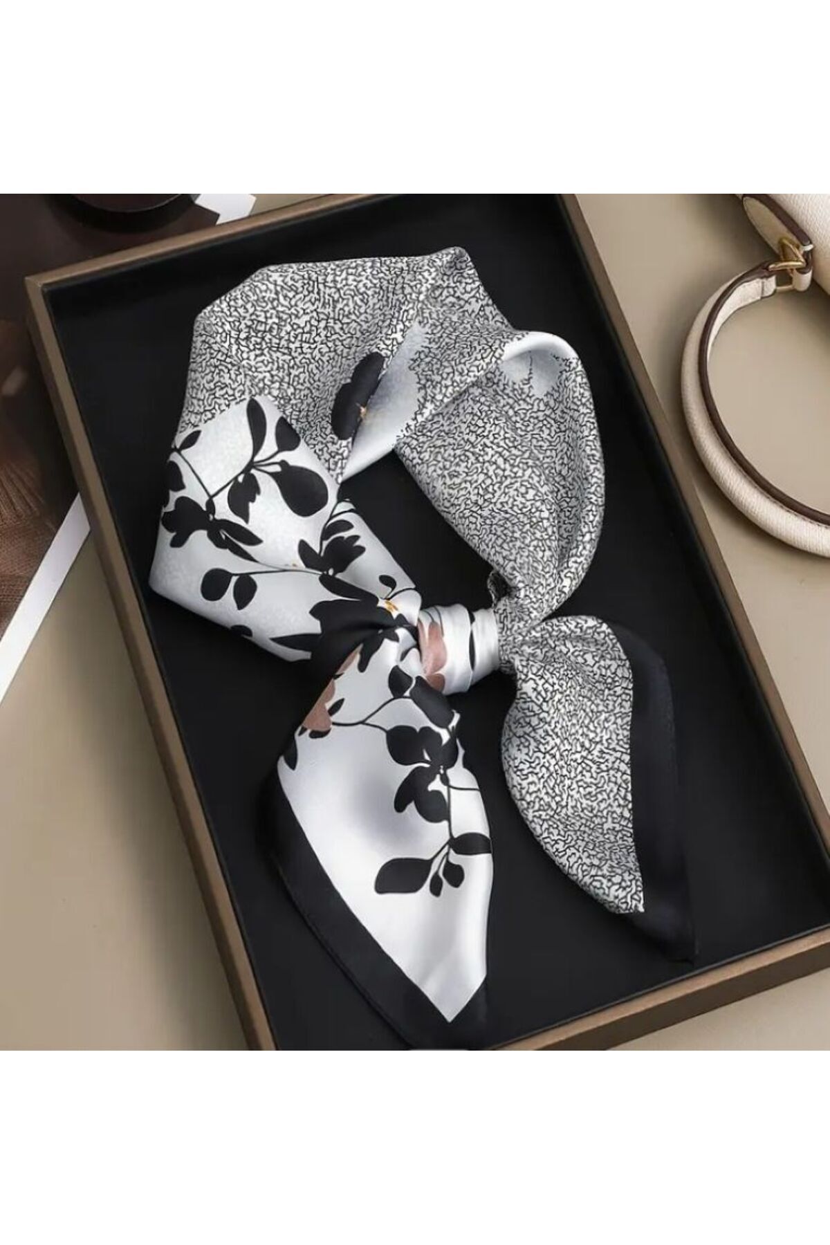 Siyah Beyaz Çiçek Desenli, Güneşten Koruyan, Rüzgar Geçirmez, Çift Taraf Baskılı, Fular, Eşarp 70x70