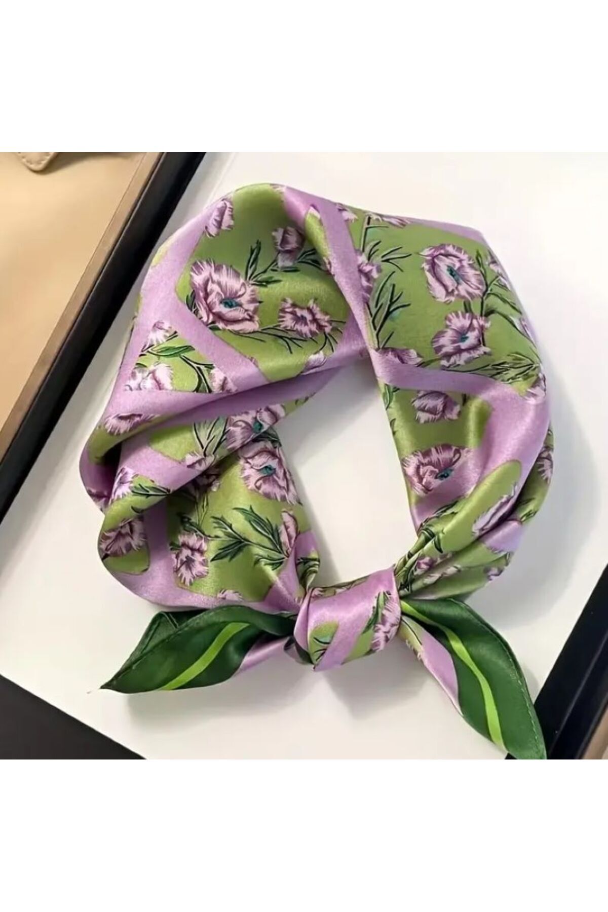 Bohem Tarzda Hafif Saten Yeşil Mor Çiçek Baskılı Ithal Ipek Saten Kare Fular Şal Eşarp 70x70