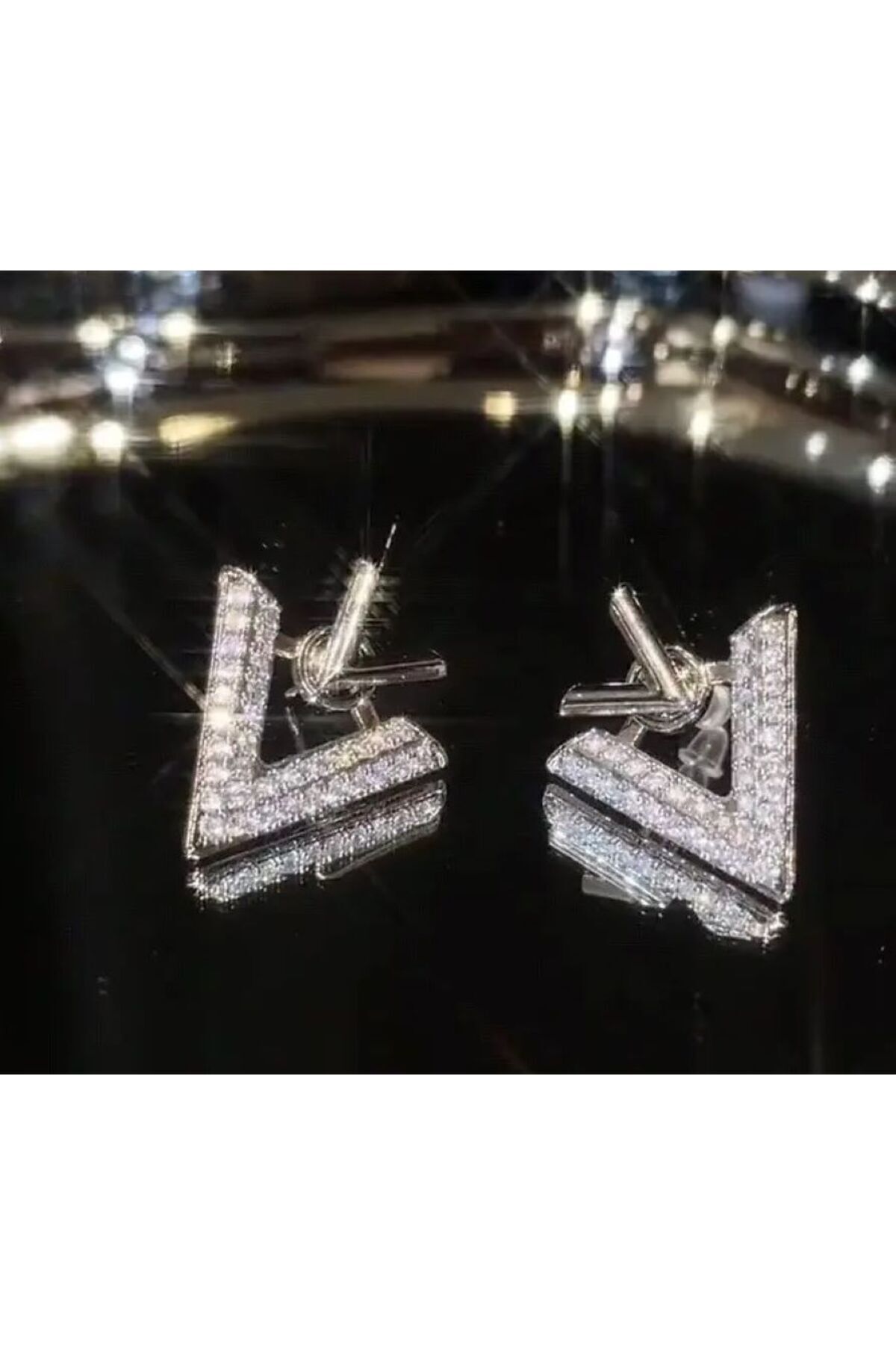 V Harfi, Parıltılı, Yapay Elmas Detaylı Küpe-Kulak İğnesi Paslanmaz Çelik