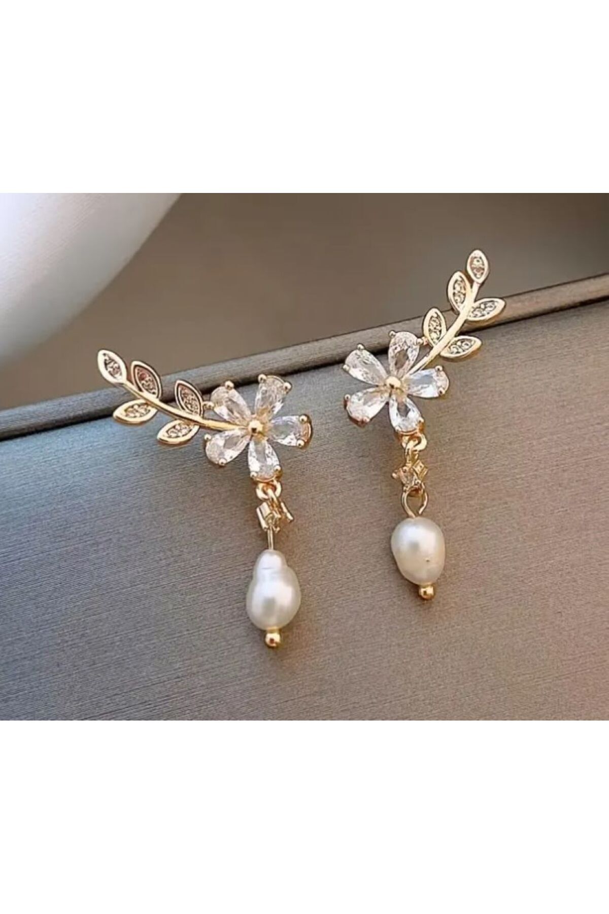 Yapay İnci Detaylı, Çiçek Motifli Küpe