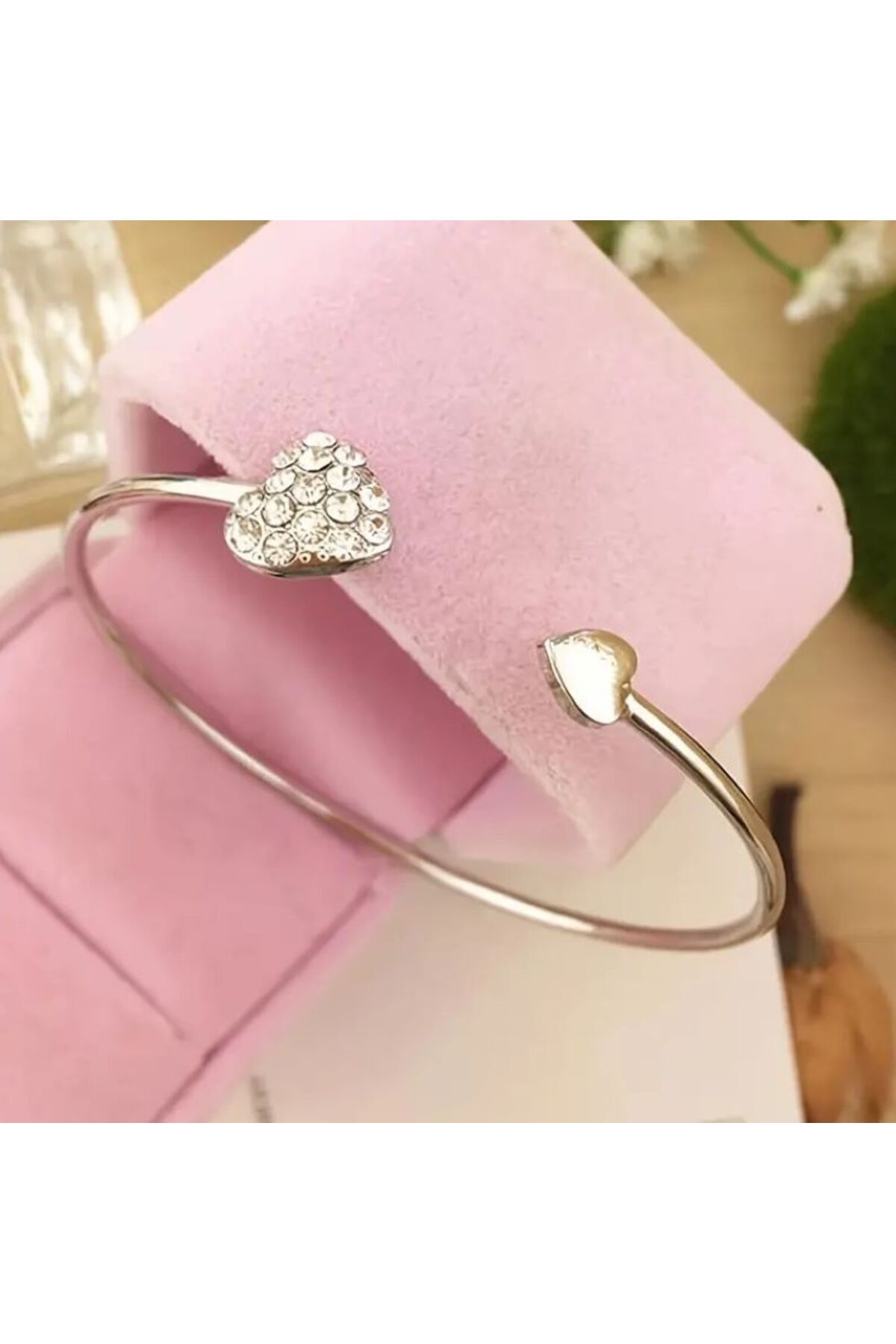 Kalpli ve parlak taşlı ayarlanabilir bilezik