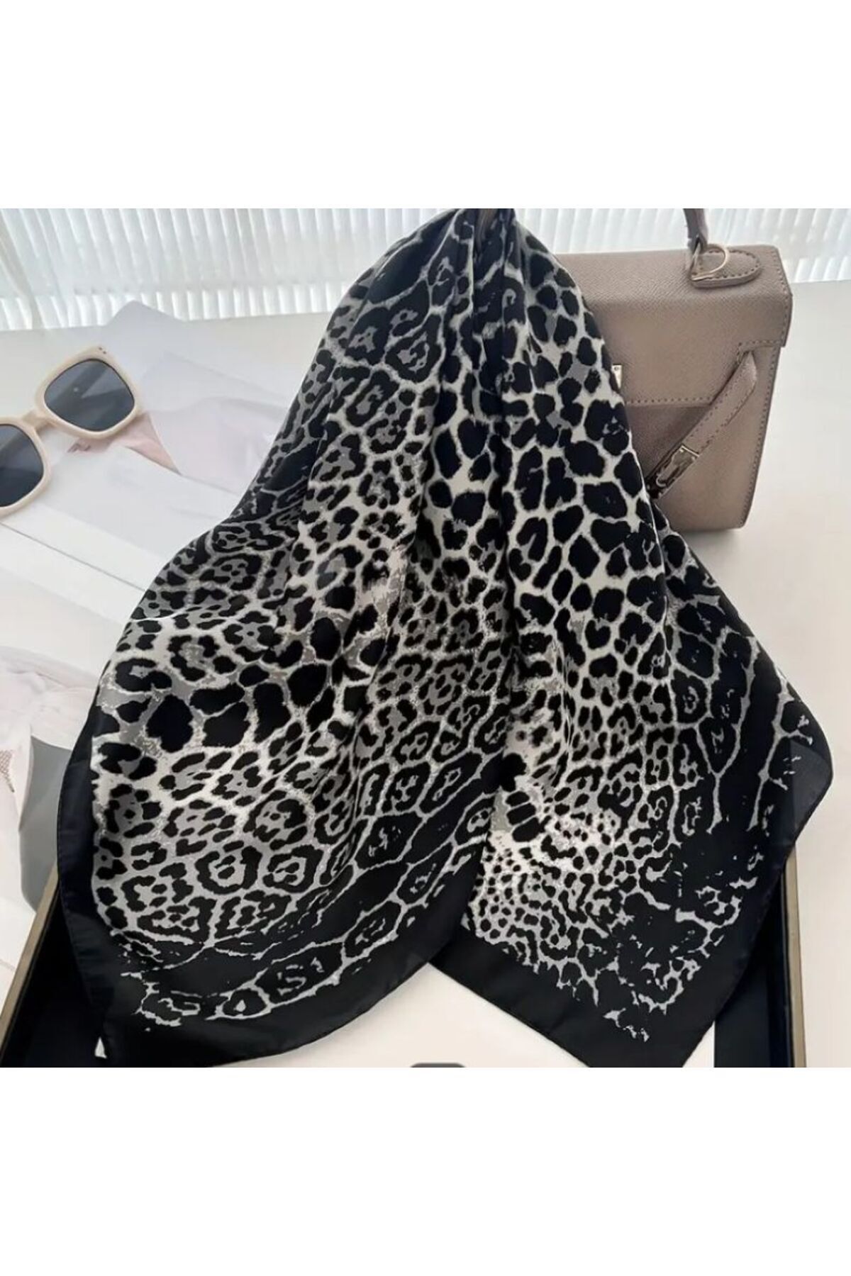 Çarpıcı Leopar Desenli, Güneşten Koruyan, Rüzgar Geçirmez, Çift Taraf Baskılı, Fular, Eşarp 70x70 Siyah