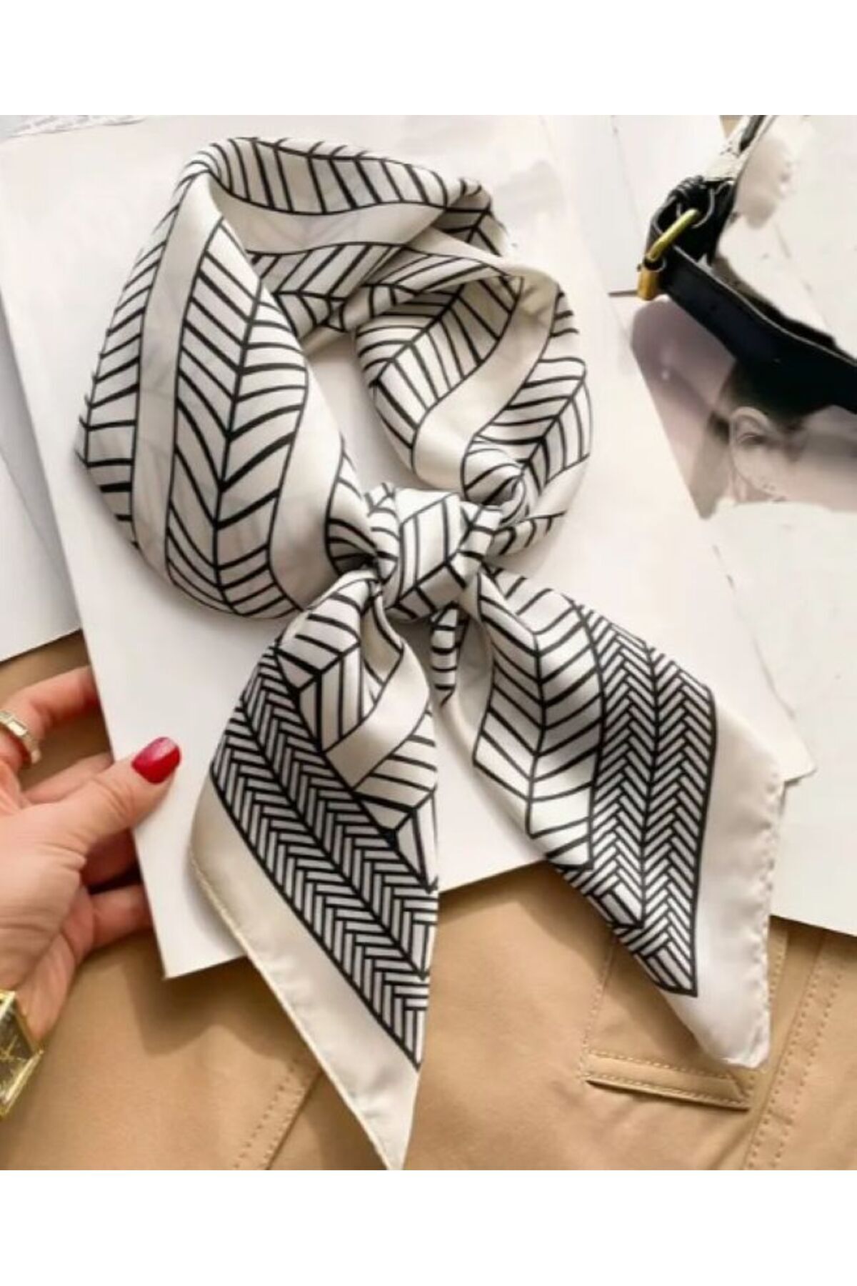 Geometrik Desenli, Güneşten Koruyan, Rüzgar Geçirmez, Çift Taraf Baskılı, Fular, Eşarp 70x70 Beyaz