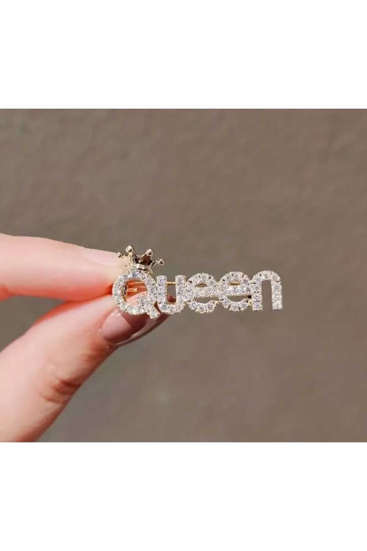 Parıldayan Taşlı Kraliçe yazılı Broş