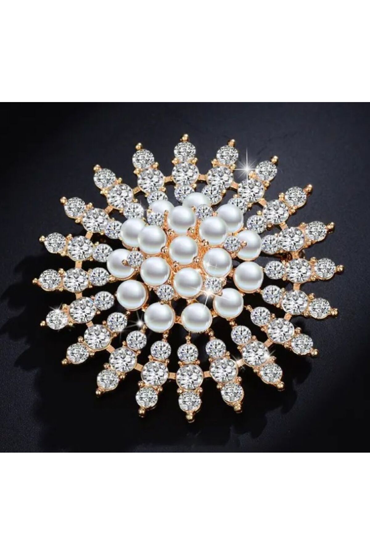 İnci detaylı Işıldayan Zarif Broş