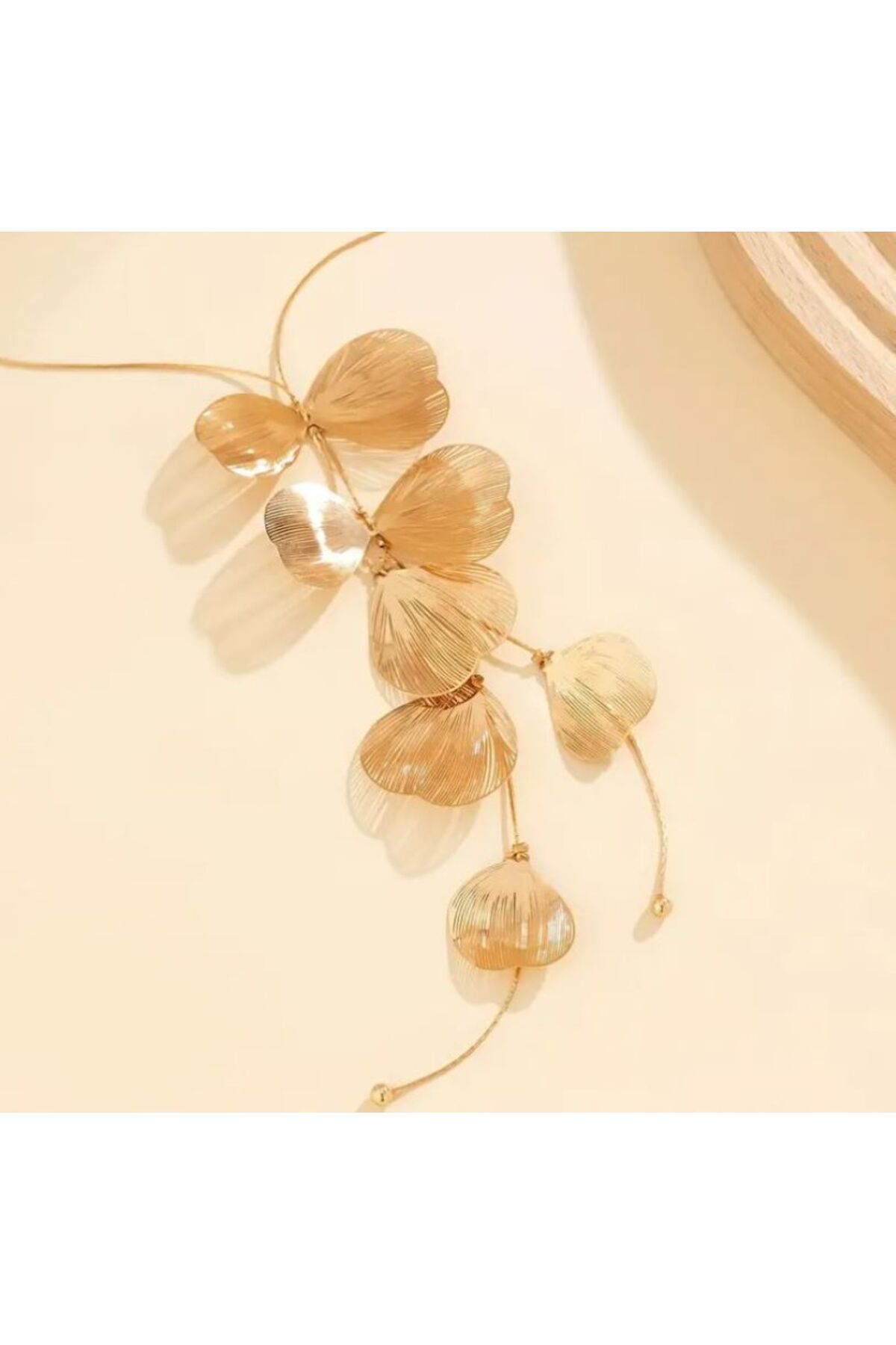 Yaprak Desenli Şıklığınızı Tamamlayacak Gold Kolye