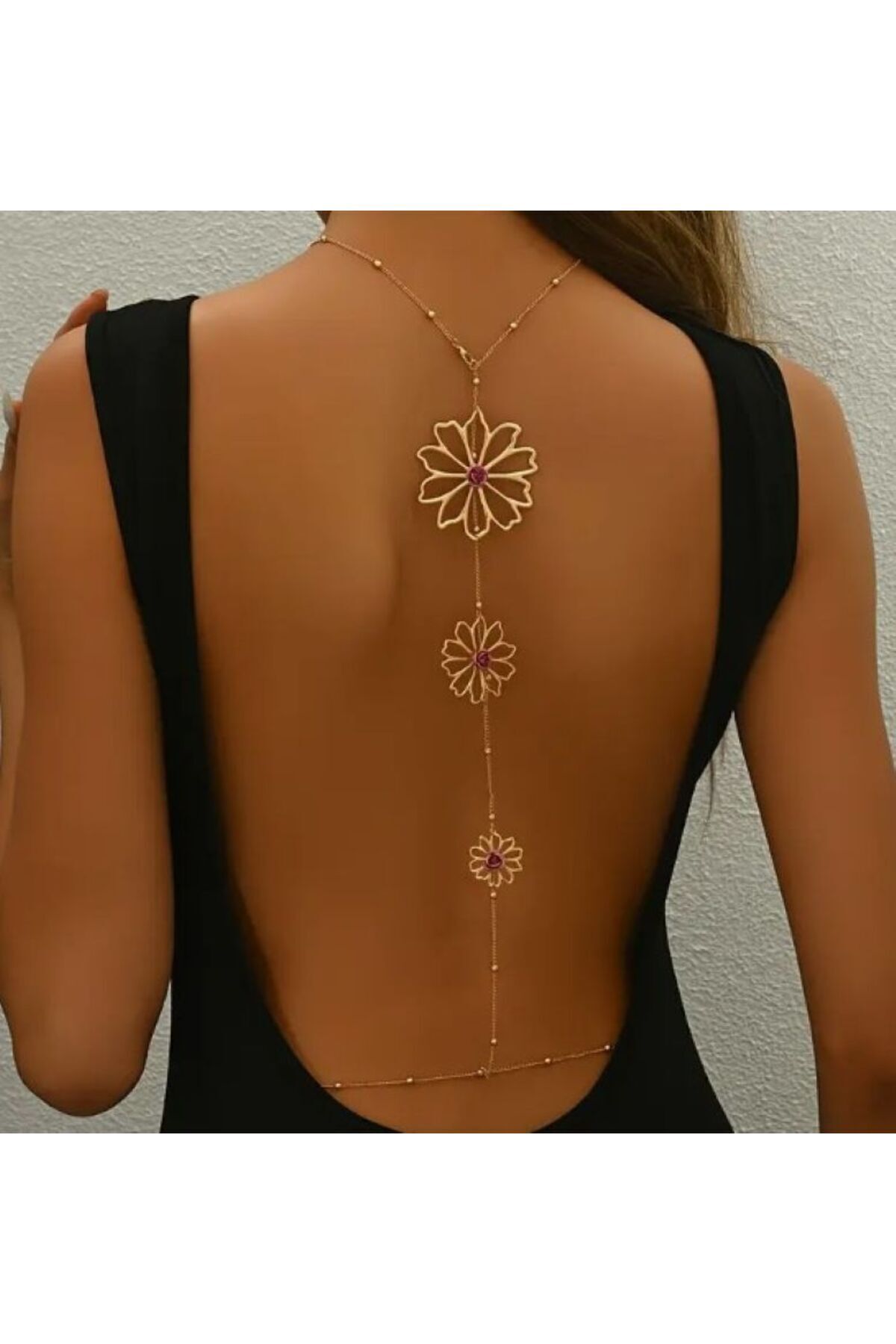 Çiçek Detaylı Arka Plan Sırt Dekolte Kolyesi