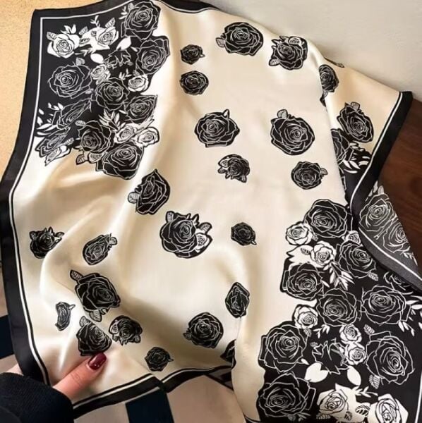 Siyah Beyaz Gül Desenli, Güneşten Koruyan, Rüzgar Geçirmez, Çift Taraf Baskılı, Fular, Eşarp 70x70