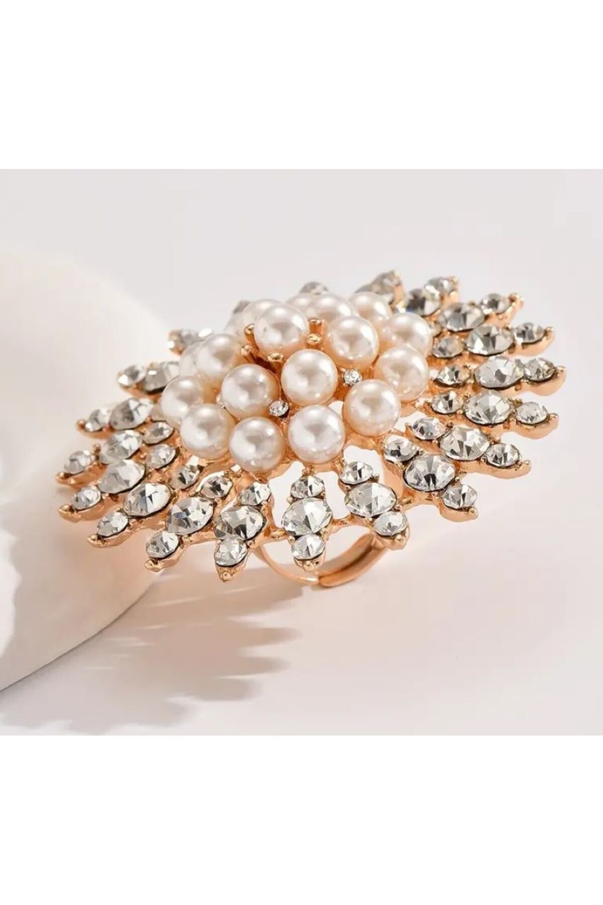 Çiçek Görünümlü Yapay Elmas ve İnci detaylı Büyük Yüzük