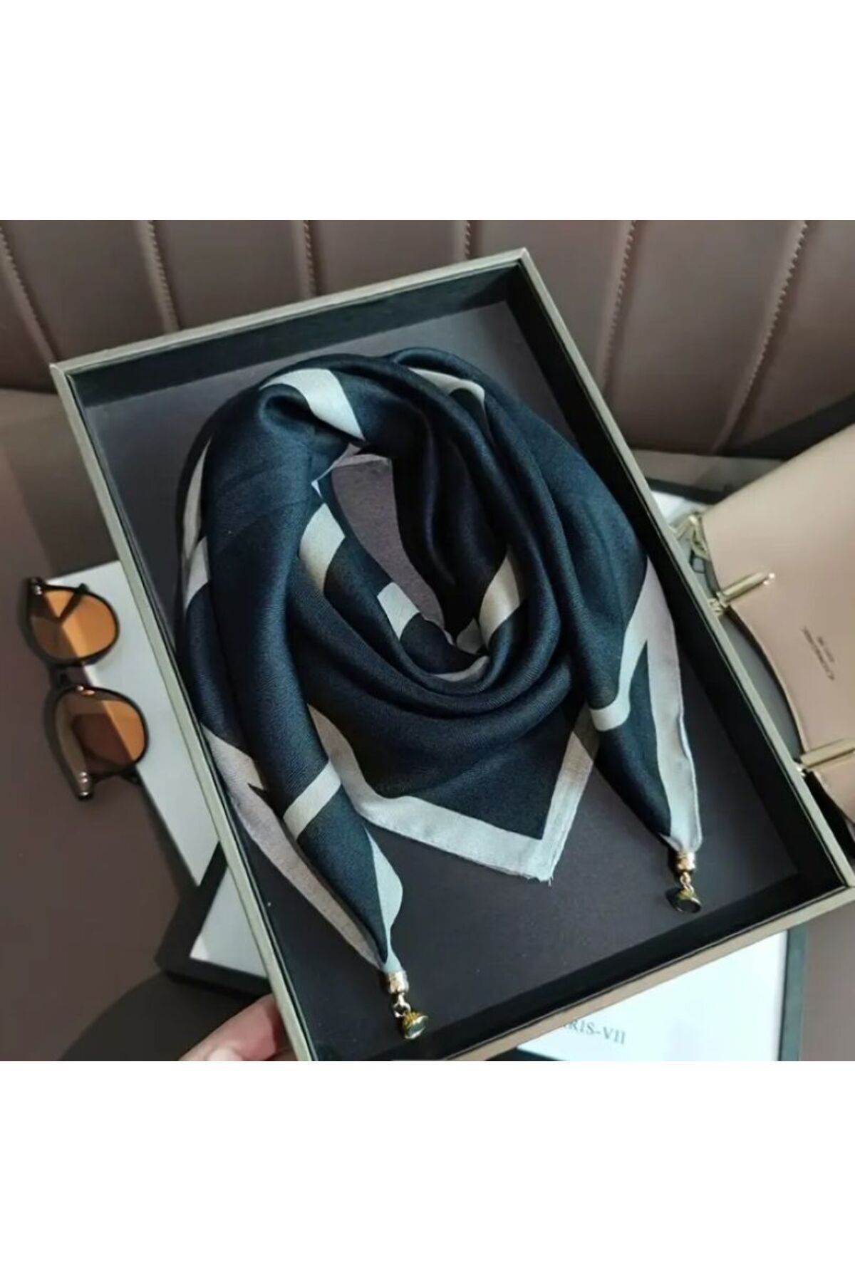 Manyetik Tokalı, Yumuşak, Geometrik Desenli Üçgen Şal, Fular 65cmx65cm